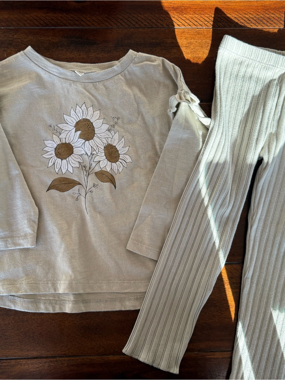 NWT RYLEE CRU Sunflower Set in Sage green
